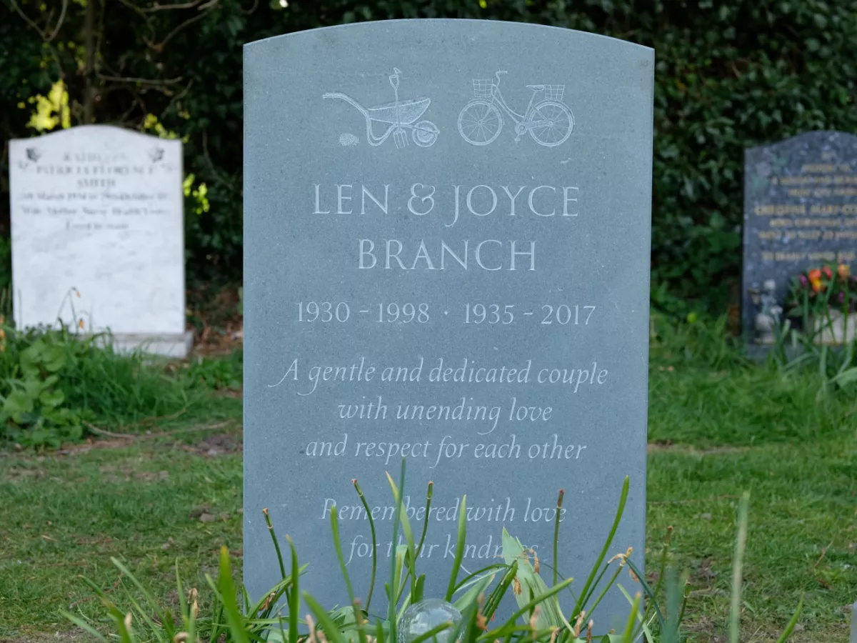 Bespoke headstone for grave 003