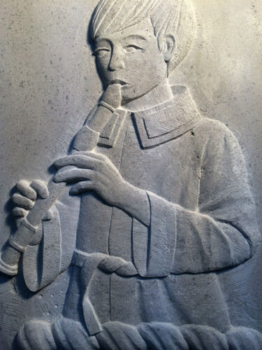 heradlic crest in Hopton Wood limestone